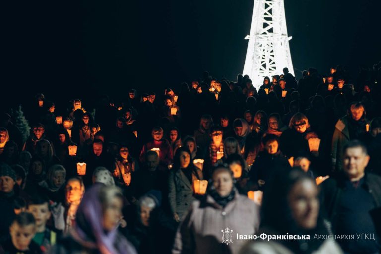 Сотні вірян молилися за мир і перемогу: у Старуні відбулися нічні чування (ФОТО)