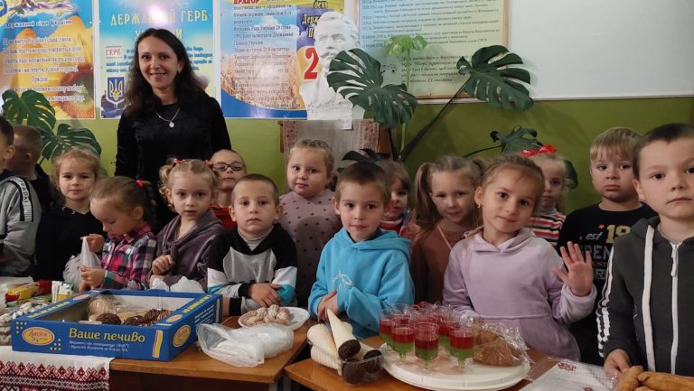 На Калущині школярі провели ярмарок: зібрали 29 тисяч гривень і 600 євро на ЗСУ (ФОТО)