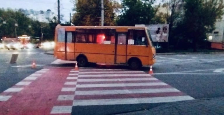На Пасічній водій маршрутки наїхав на підлітка на переході (ФОТОФАКТ)