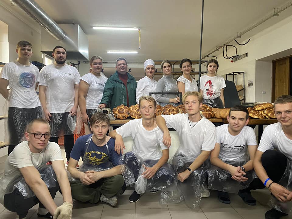 Студенти франківського коледжу напекли смаколиків для викладачів на передовій (ФОТО)