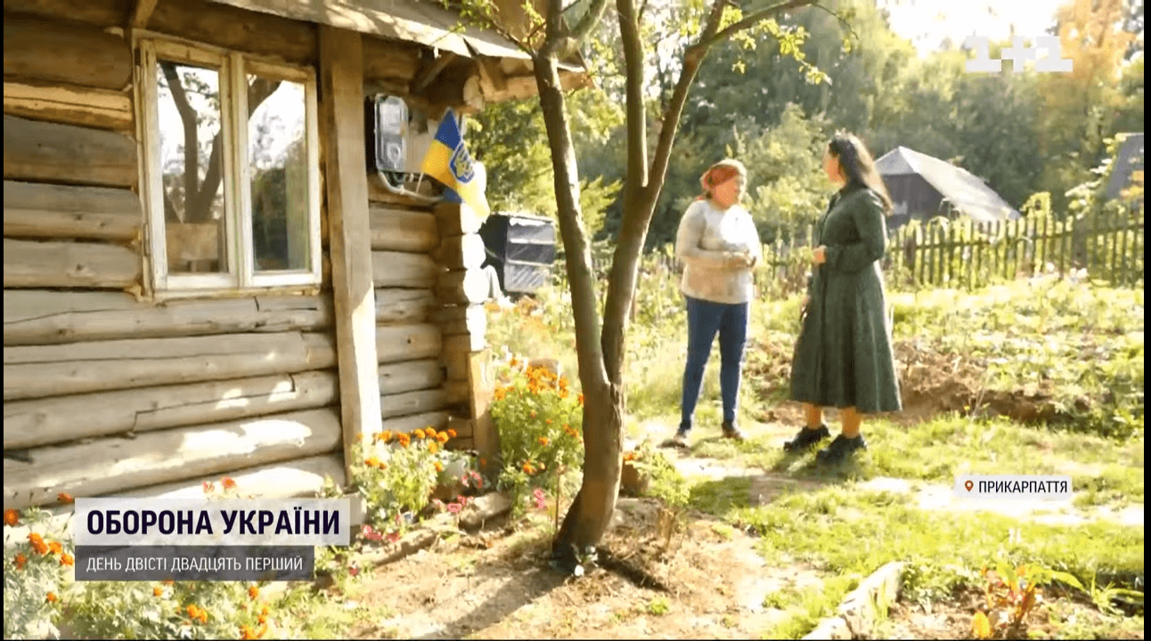 На Прикарпатті переселенка відновлює 100-річну хату своєї матері – зв’язкової УПА (ВІДЕО)