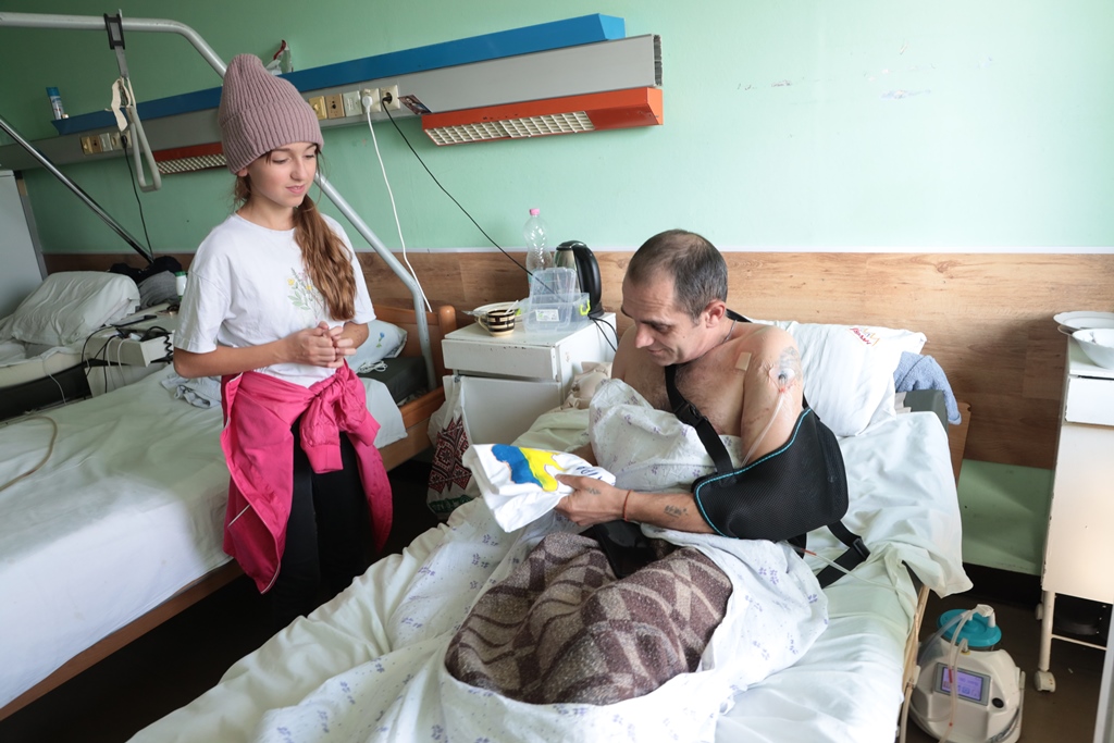 У Франківську діти передали пораненим бійцям власноруч розмальовані футболки (ФОТО)