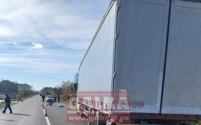 На Прикарпатті вантажівка на смерть збила велосипедиста, що виїхав на “зустрічну” (ФОТОФАКТ)