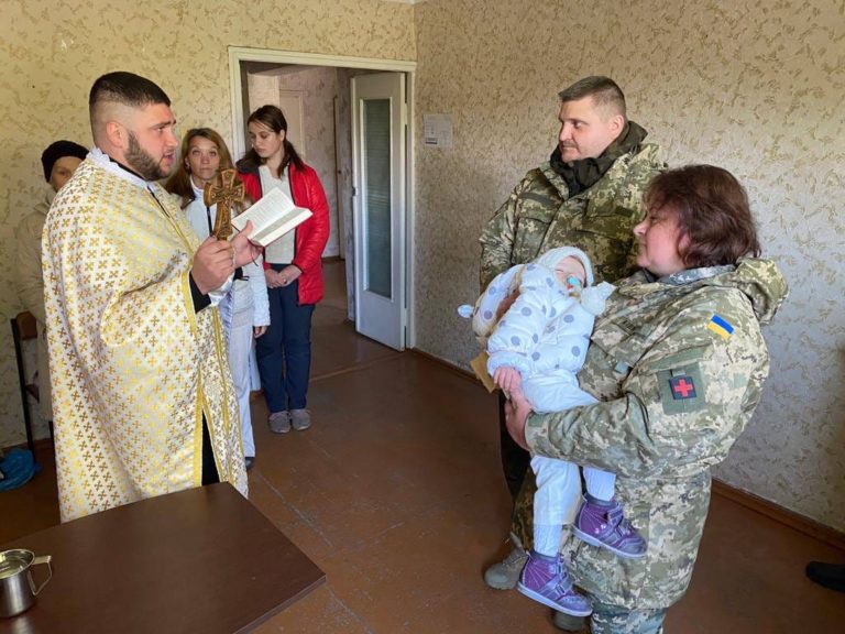 Капелан прикарпатської тероборони охрестив дитя на звільнених територіях (ФОТО)
