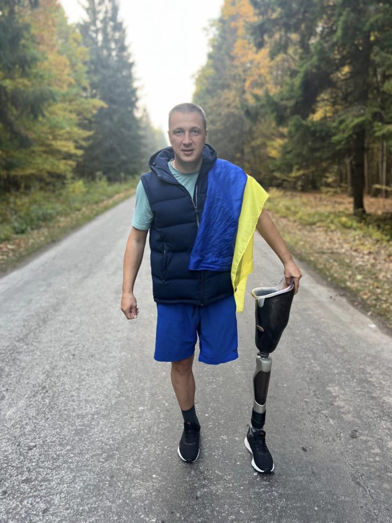 Ветеран АТО без ноги, який йшов з Одеси до Яремче, зібрав майже 3 мільйони для ЗСУ