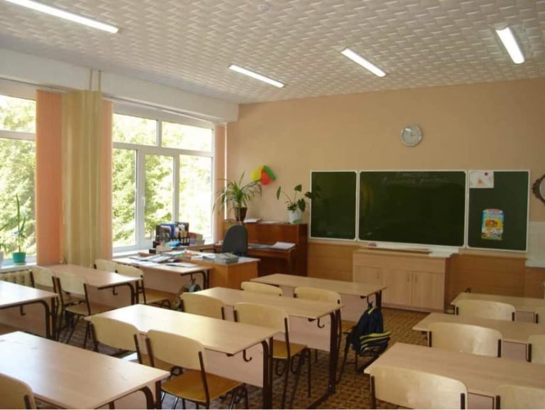 У Франківському ліцеї закриють вікна металом, аби діти змогли навчитися очно, – департамент освіти