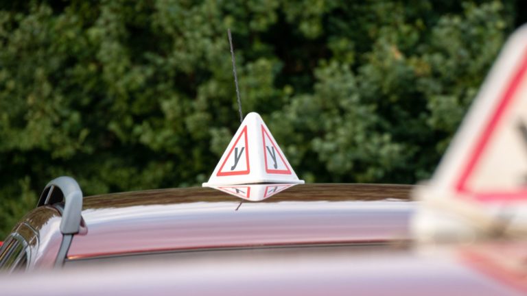 Всеукраїнська автошкола онлайн запустила проект безкоштовного навчання для жінок-військовослужбовців ЗСУ