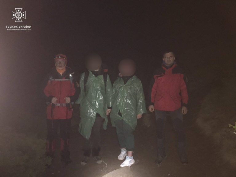 Увечері на Говерлі заблукали двоє туристів: йшли “синім маршрутом” (ФОТО)