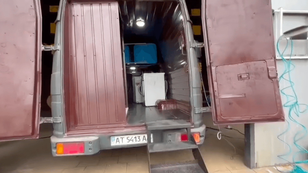 Коломийські волонтери перетвори “бус” у мобільну лазню для військових (ВІДЕО)