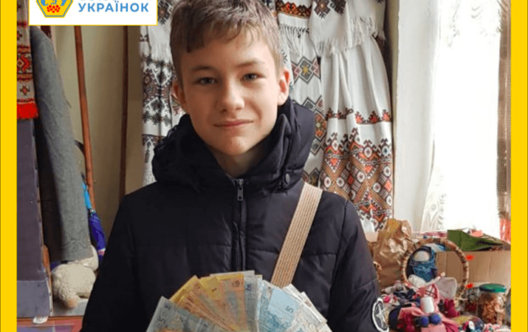 У Калуші семикласник, котрий втік від війни, грою на трубі збирає на ЗСУ