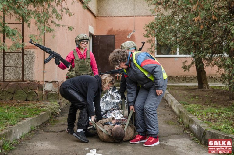 “Ворог атакував сховище”: медики у Франківську відточували навички порятунку (ФОТОРЕПОРТАЖ)