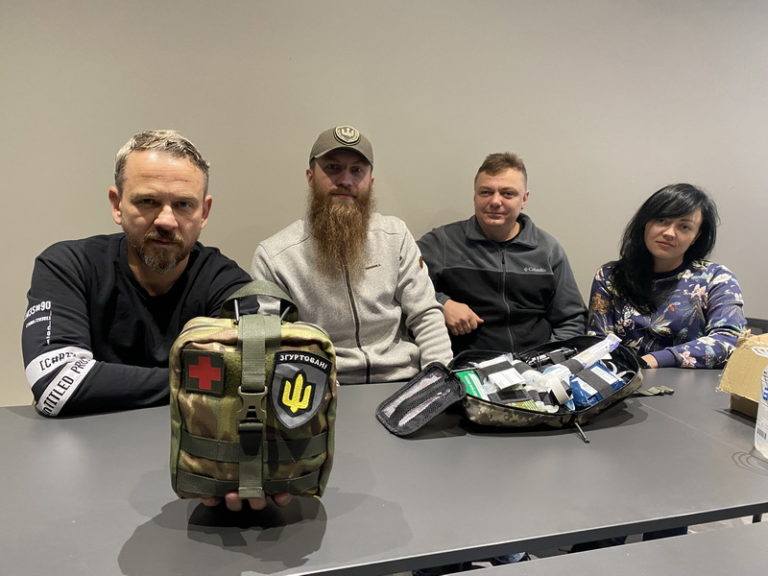 У Франківську Фоззі з айтішниками збирають тактичні аптечки на фронт (ФОТО)