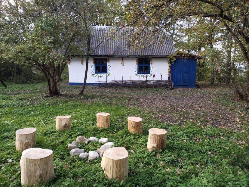 Подружжя відреставрувало стару хатинку у Лисці та облаштувало там етносвітлицю (ФОТО)