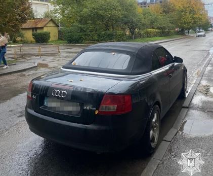У Франківську водій без документів і під наркотиками вчинив ДТП і втік: його знайшли патрульні (ФОТОФАКТ)