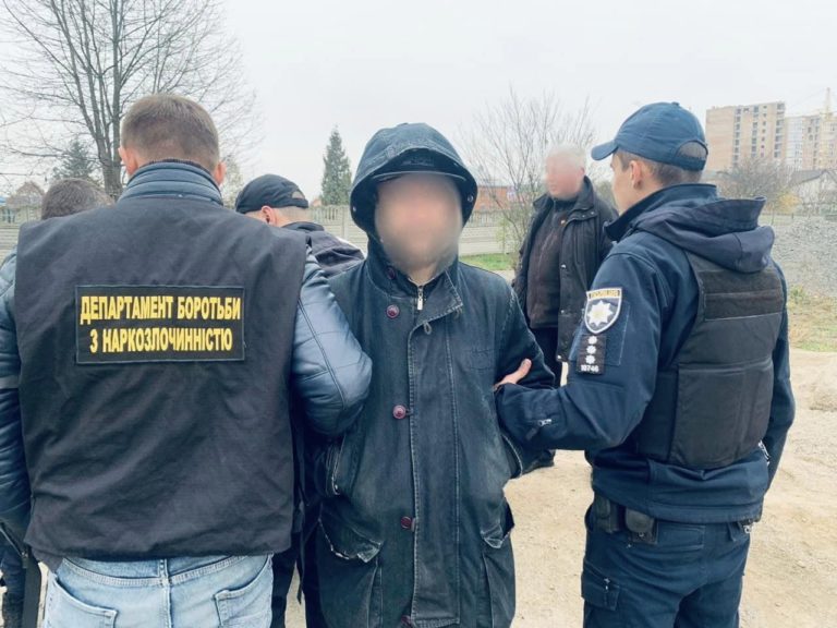 Поліціянти Франківщини затримали трьох “закладників”, один – неповнолітній (ФОТО)