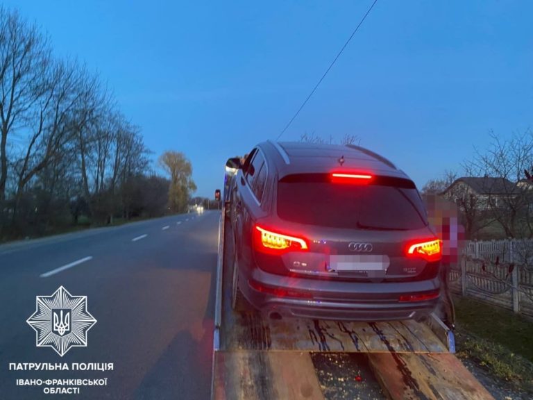 Їхав з дружиною та дитиною: поблизу Франківська патрульні зупинили пʼяного водія