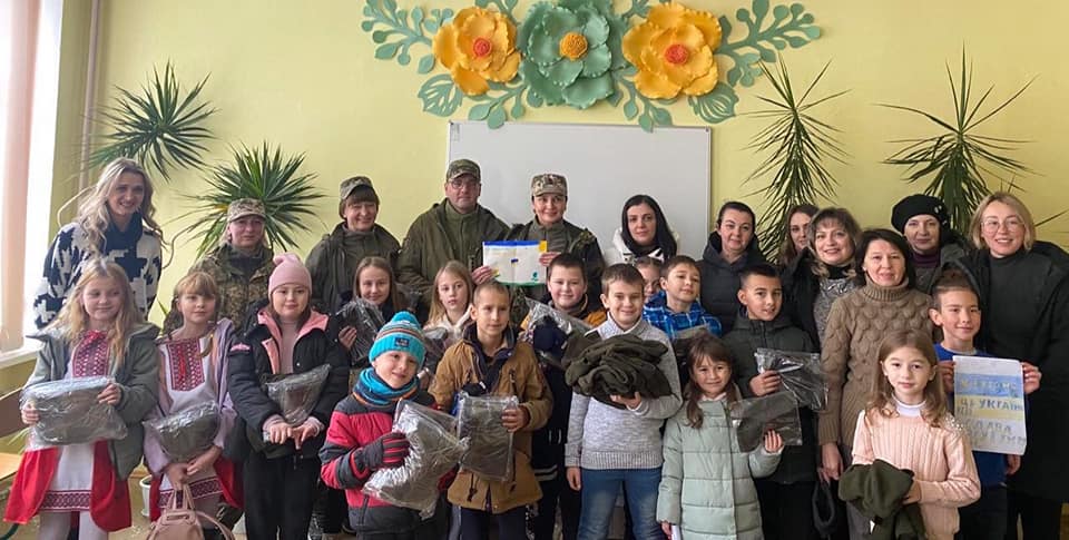 500 теплих шапок та балаклав передали юні калушани захисникам на передову (ФОТО)