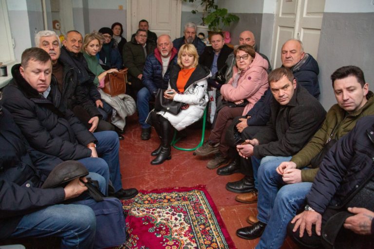 Марцінків з чиновниками відфоткалися в пункті обігріву однієї зі шкіл міста. Насправді це коридор (ФОТО)