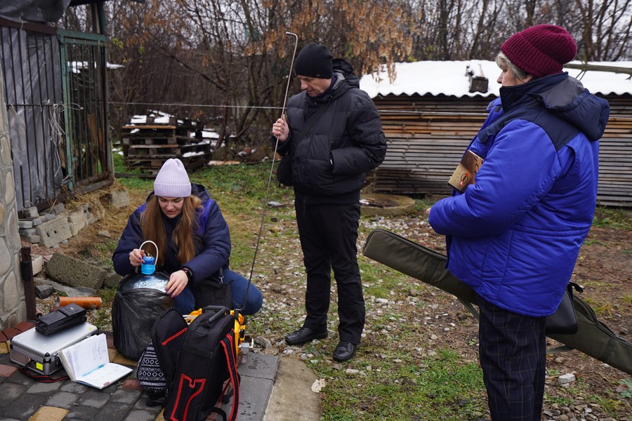 Коломияни скаржаться на забруднення від консервного заводу. Екологів, запрошених владою, на перевірку не пустили (ФОТО)