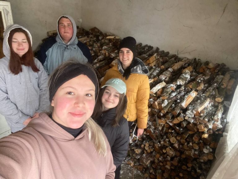 Франківські студенти зібрали 10 тисяч гривень й придбали дрова для сімей у скруті (ФОТО)