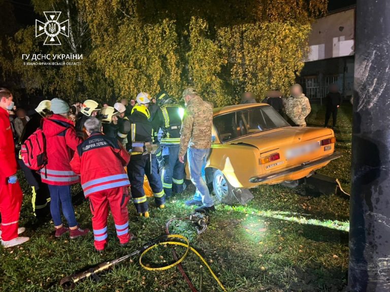 Вночі на перетині Довженка-Мазепи розбився ВАЗ: є травмований (ФОТО)