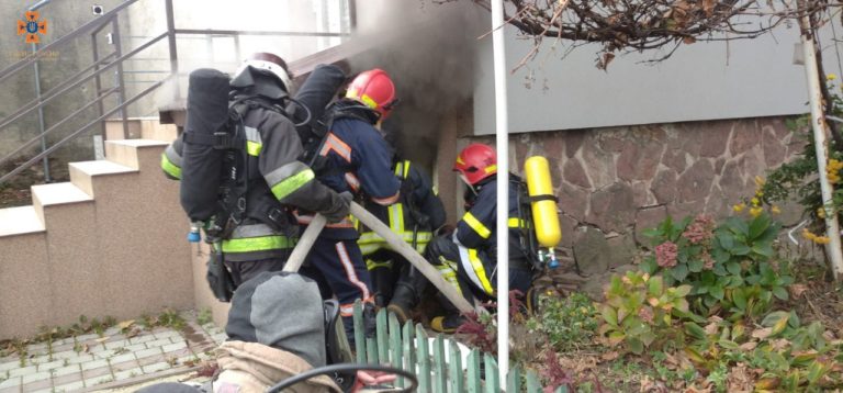 У Долині в підвалі житлового будинку горіло сміття (ФОТО)