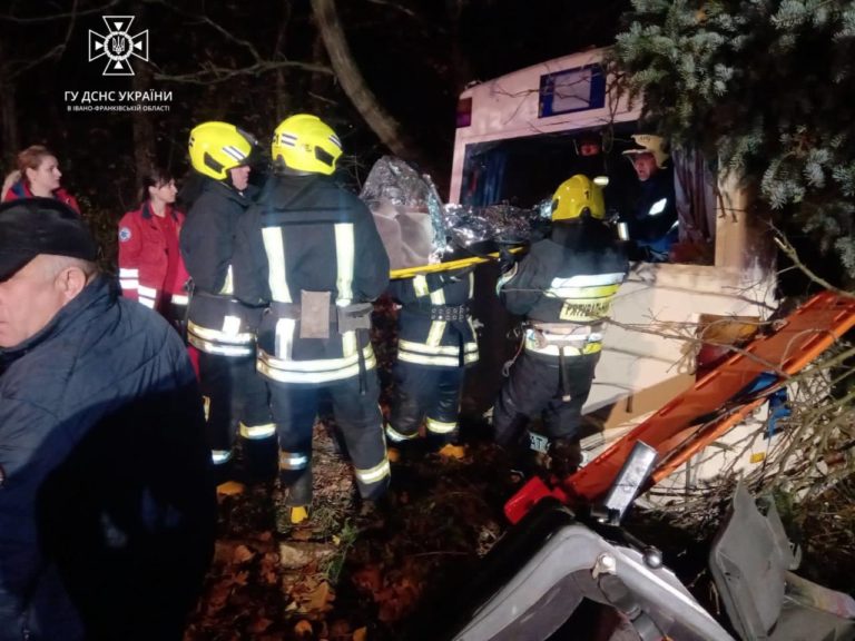 На Тисменицькій рейсовий “Богдан” влетів в дерево, є постраждалі (ФОТО)