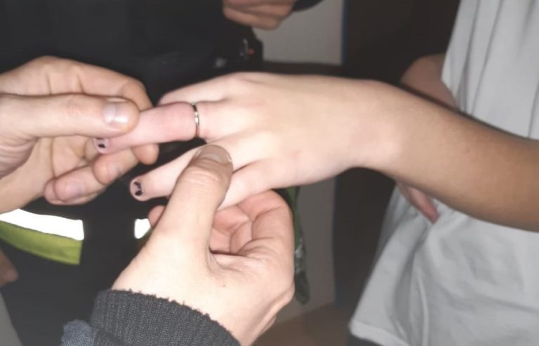 Як на Прикарпатті двоє рятувальників обручку з пальця дитини знімали (ФОТО)