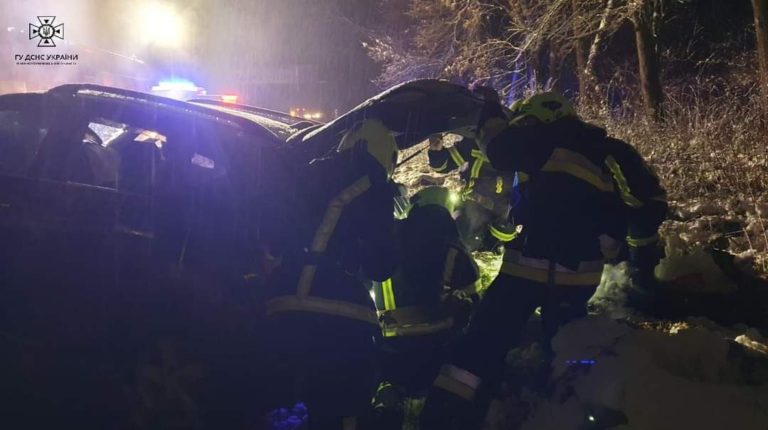 У ДТП в Ямниці травмувалася людина – її “вирізали” з понівеченого авто (ФОТО)