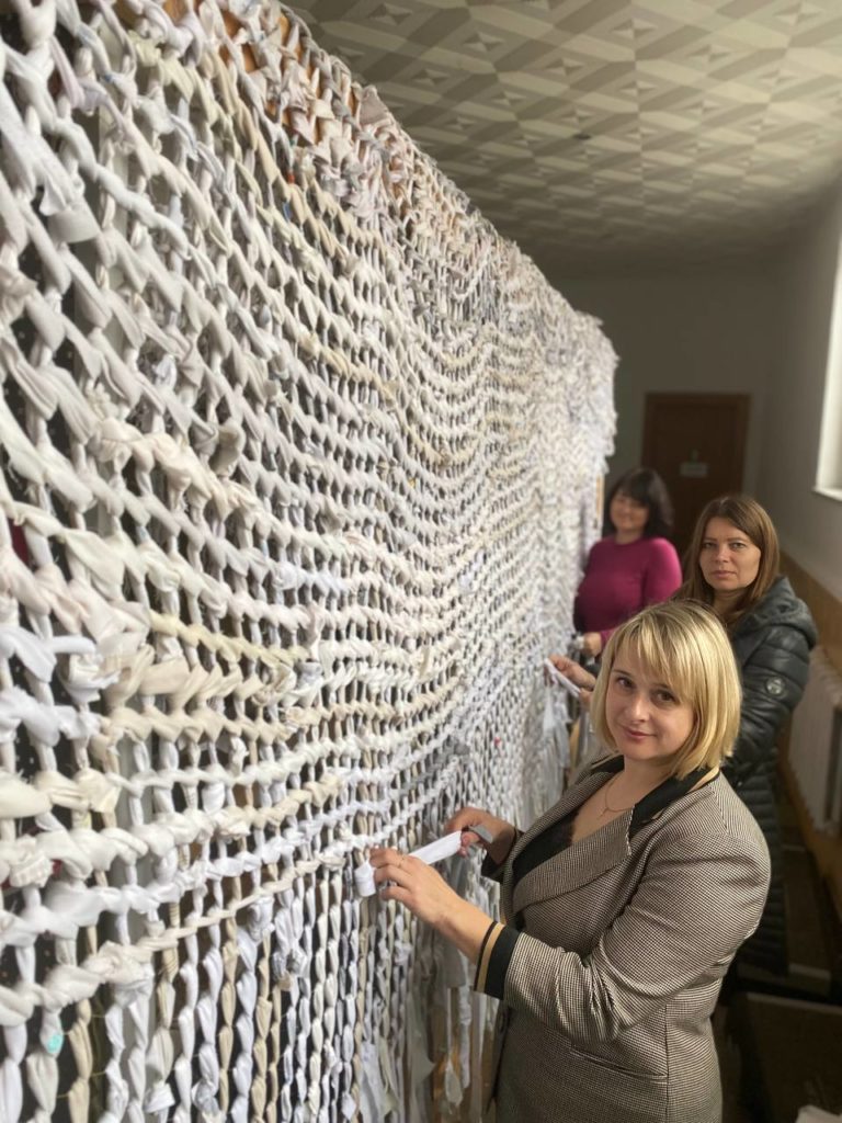 Прикарпатські енергетики передали захисникам “зимові” маскувальні сітки (ФОТО)