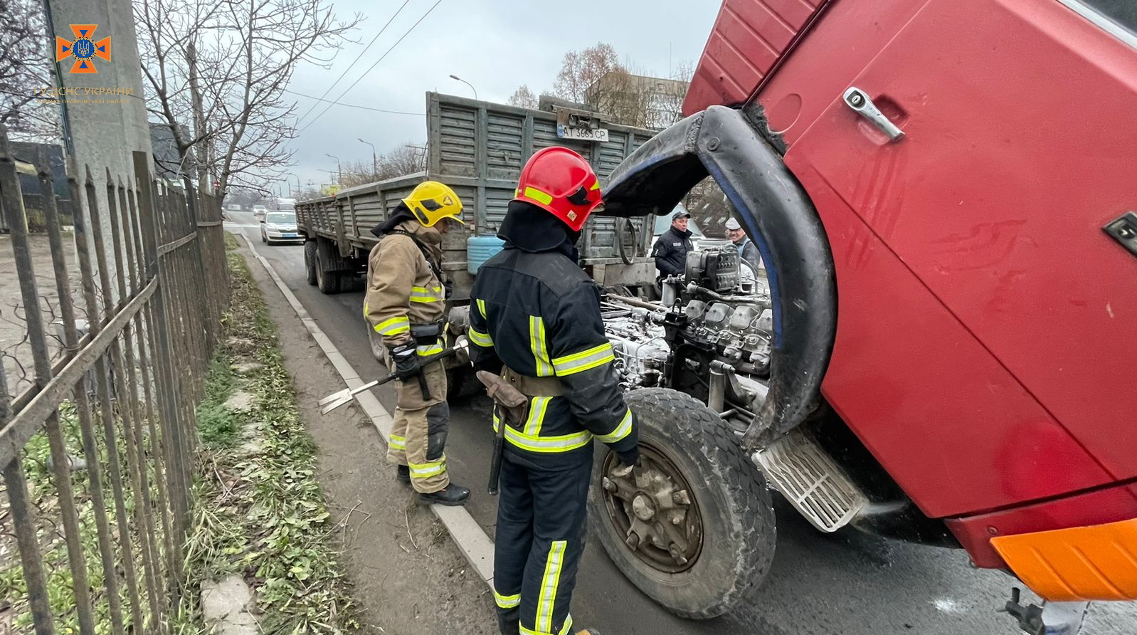 На Галицькій загорілася вантажівка. Водій сам впорався з вогнем (ФОТО)