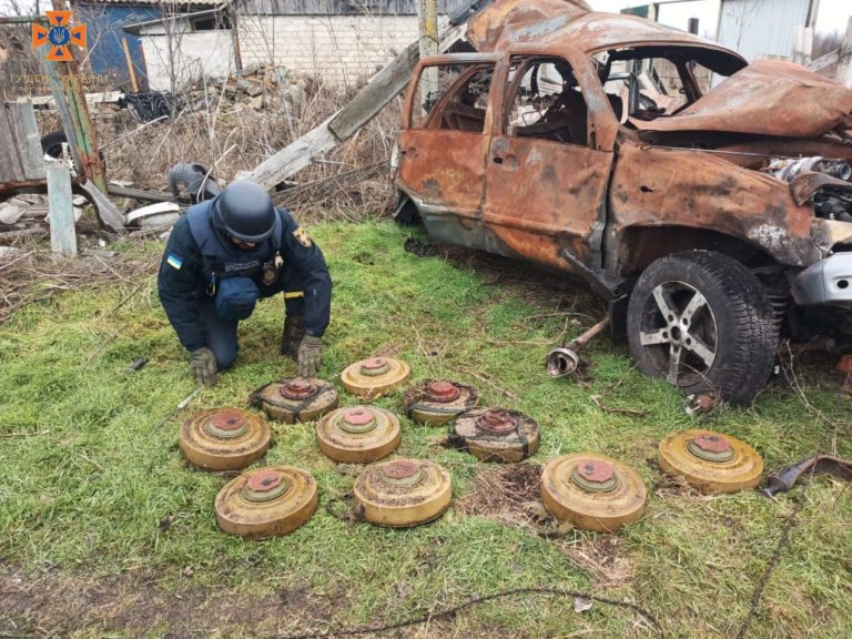 Прикарпатські піротехніки продовжують розміновувати деокуповану Харківщину (ФОТО)