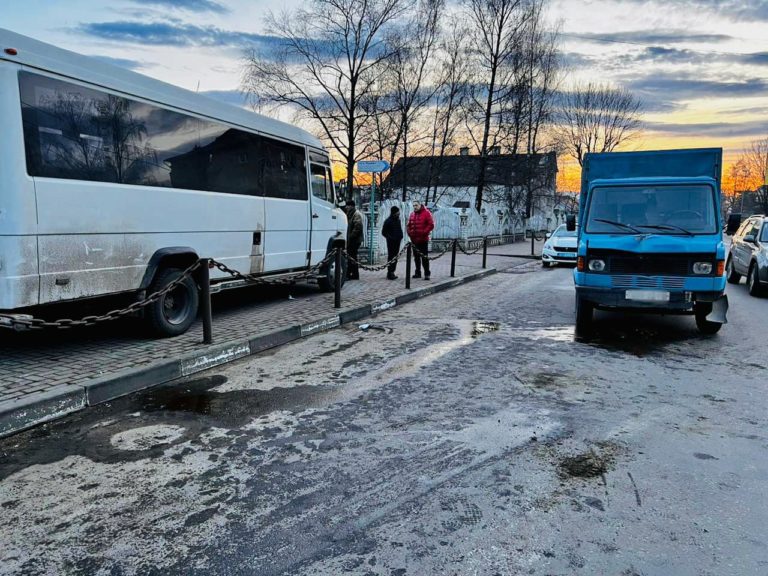 У Надвірній маршрутка влетіла у припаркований Volkswagen, а той в Mercedes: загинув водій
