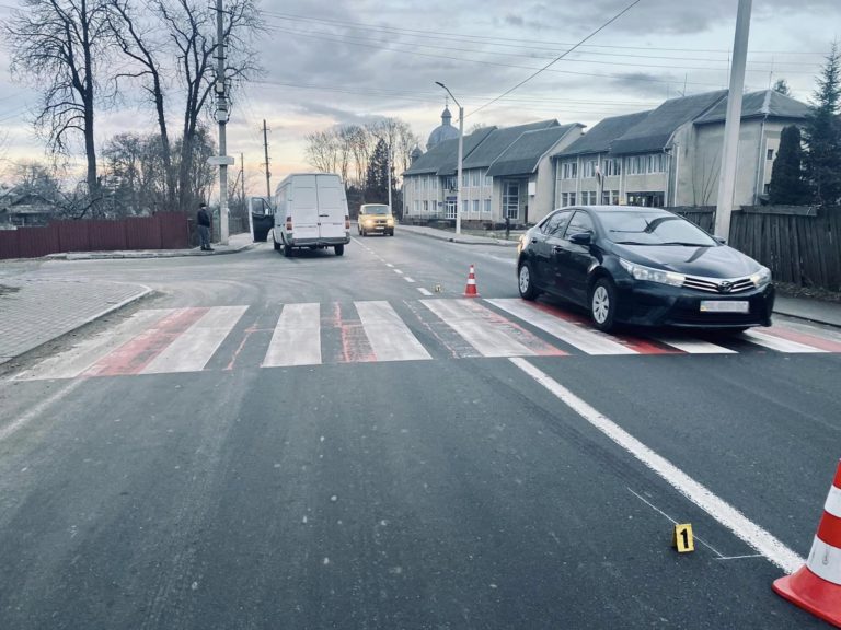 У Ланчині Mercedes збив на переході восьмирічну дівчинку (ФОТОФАКТ)
