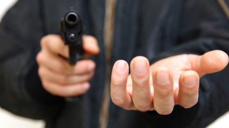 У Калуші засудили молодика, який зі зброєю пограбував чоловіка та вирощував коноплі