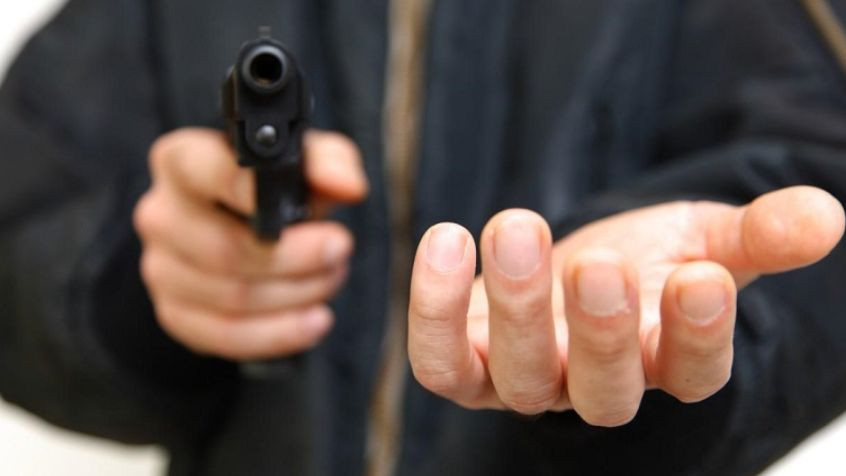 У Калуші засудили молодика, який зі зброєю пограбував чоловіка та вирощував коноплі