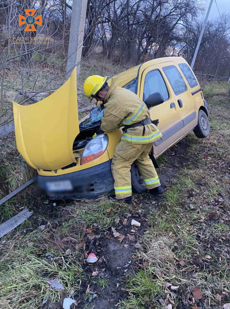 ДТП на Франківщині: рятувальники деблокували чоловіка з понівеченого авто (ФОТО)