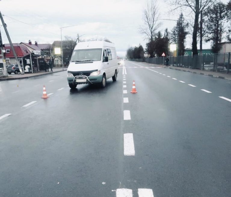 У Брошнів-Осаді автомобіль на переході збив 16-річну дівчину – вона у лікарні (ФОТО)