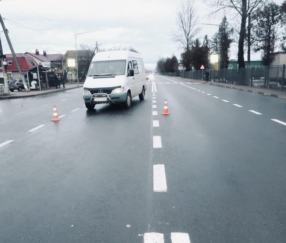 У Брошнів-Осаді автомобіль на переході збив 16-річну дівчину – вона у лікарні (ФОТО)