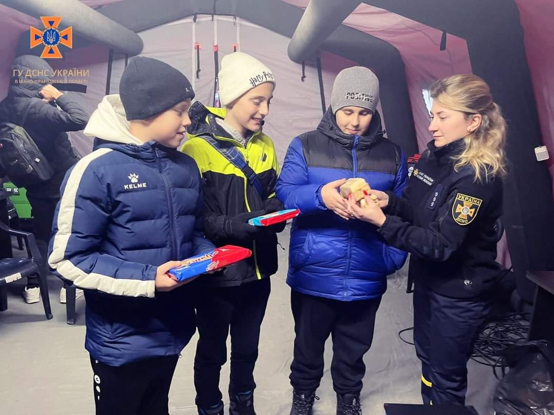 У Франківську підлітки купили солодощі для відвідувачів “Пункту незламності” (ФОТО)