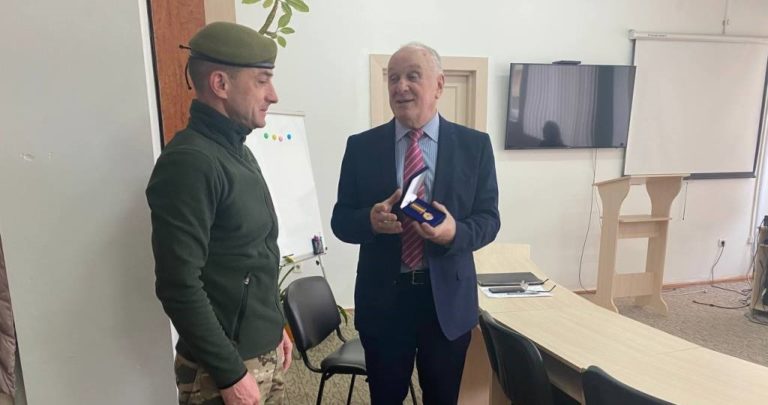 Директор фахового коледжу ПНУ отримав медаль від військових. Освітянин віддячив допомогою (ФОТО)