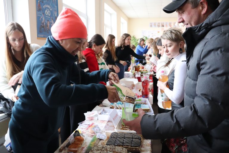 65 тисяч гривень для ЗСУ зібрали на шкільному ярмарку в Ямниці (ФОТО)