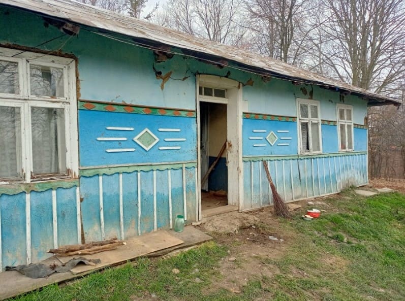 На Прикарпатті у жінки забрали сина, бо та залишила його самого у холодній хаті (ФОТО)