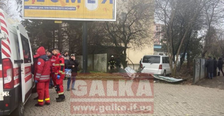 На Галицькій п’яний водій збив жінку, протаранив паркан та зупинився на подвір’ї (ФОТО)