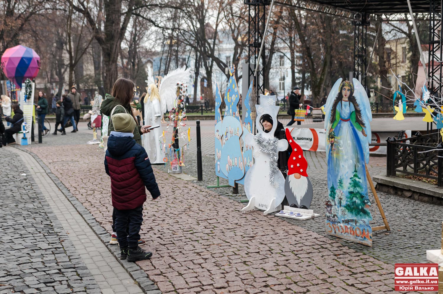Стримано, але атмосферно: прогулянка Франківськом напередодні Нового року (ФОТОРЕПОРТАЖ)