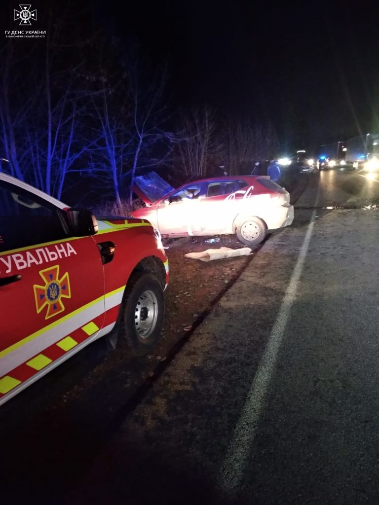 У Коломийському районі зіткнулися три автомобілі: двох постраждалих деблокували рятувальники (ФОТО)