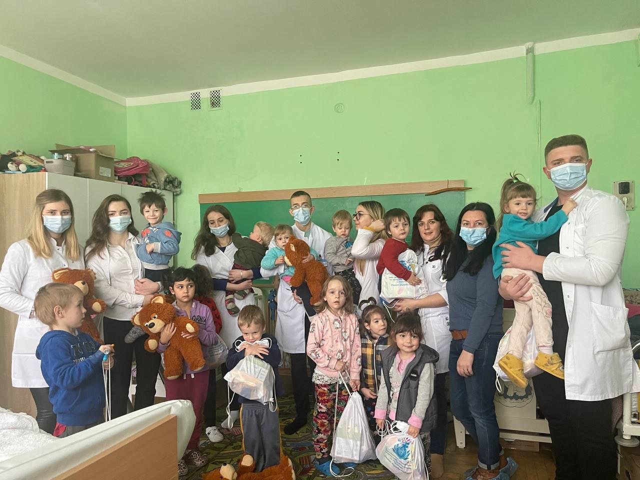Франківські студенти зібрали близько 24 тисячі гривень й влаштували свято для юних переселенців (ФОТО)