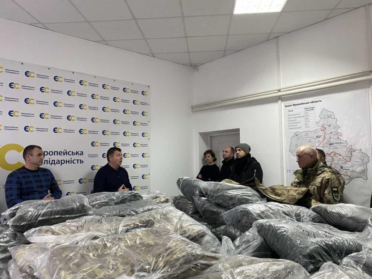 Волонтери передали 590 комплектів зимової військової форми 102 бригаді (ФОТО)
