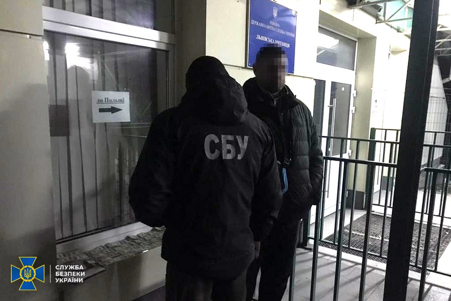 СБУ викрила двох прикарпатців, які за $3500 допомагали тікати від армії (ФОТО)