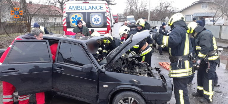 Зранку у Хриплині не поділили дорогу два автомобілі: одна людина постраждала (ФОТО)